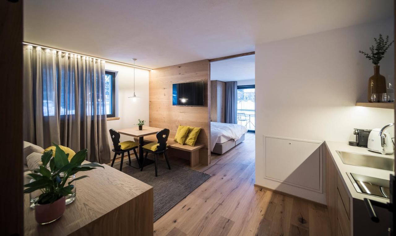 Ovina'S Haus Apartment กัมโปตูเรส ภายนอก รูปภาพ